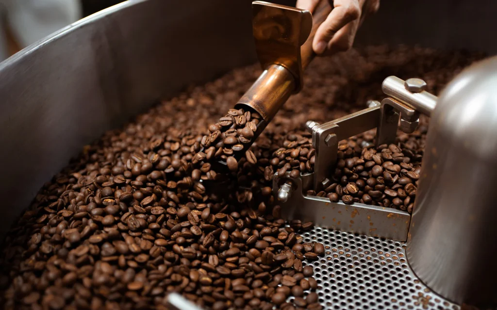 راهنمای انتخاب قهوه - نکات مهم در هنگام خرید قهوه 3 coffee roasting 1600x